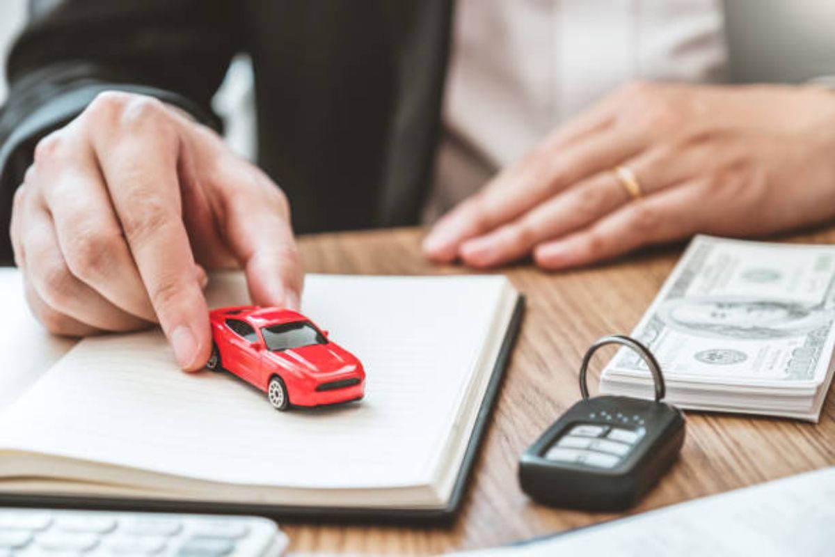 Descubra a melhor forma de comprar um carro financiado em 2025: passo a passo, dicas de planejamento financeiro, tipos de financiamento, seguros e estratégias para economizar e evitar erros.