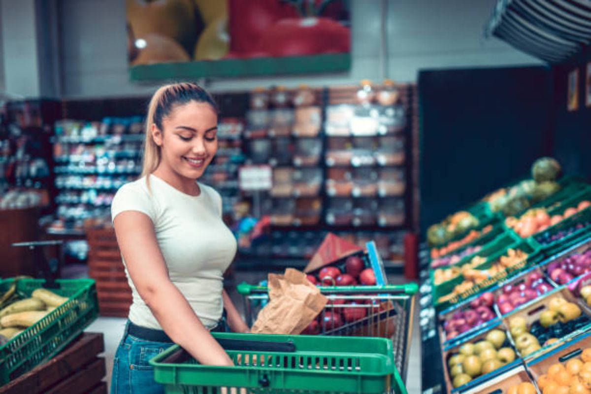 Como economizar nas compras do mês sem abrir mão da qualidade