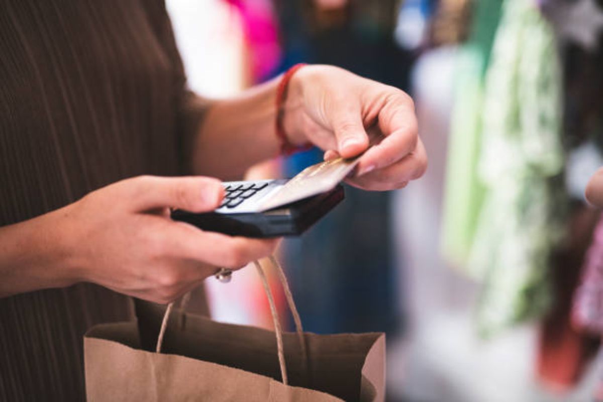 Cartão de crédito tradicional ou digital: qual compensa mais em 2025?