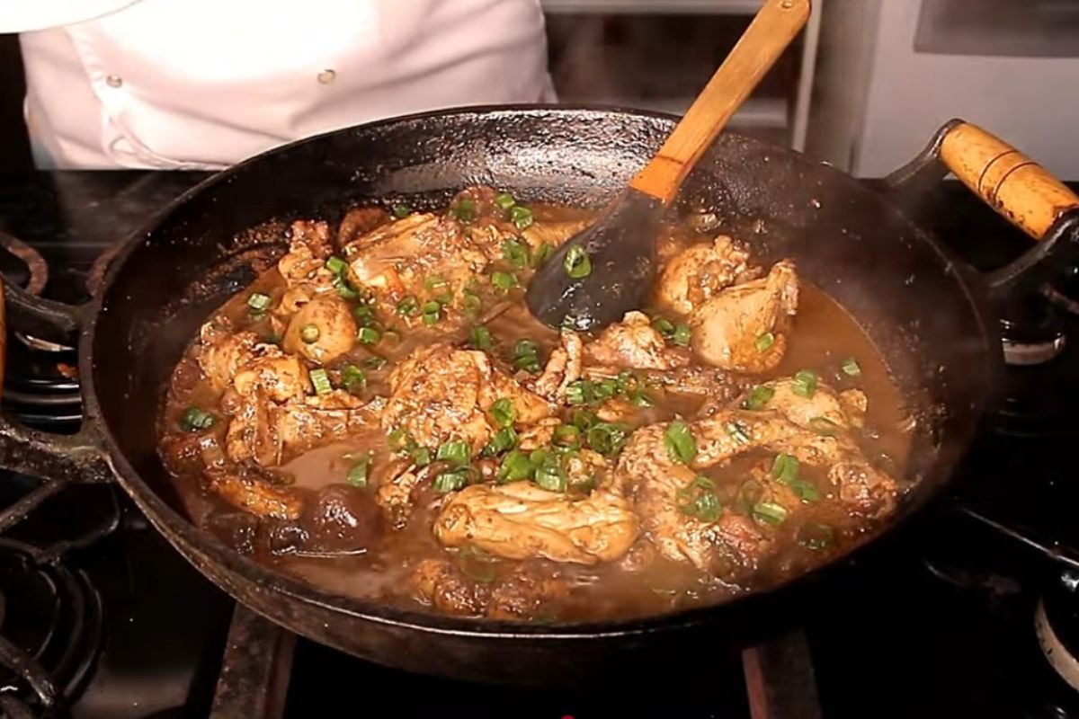 Como fazer um delicioso frango ao molho pardo?