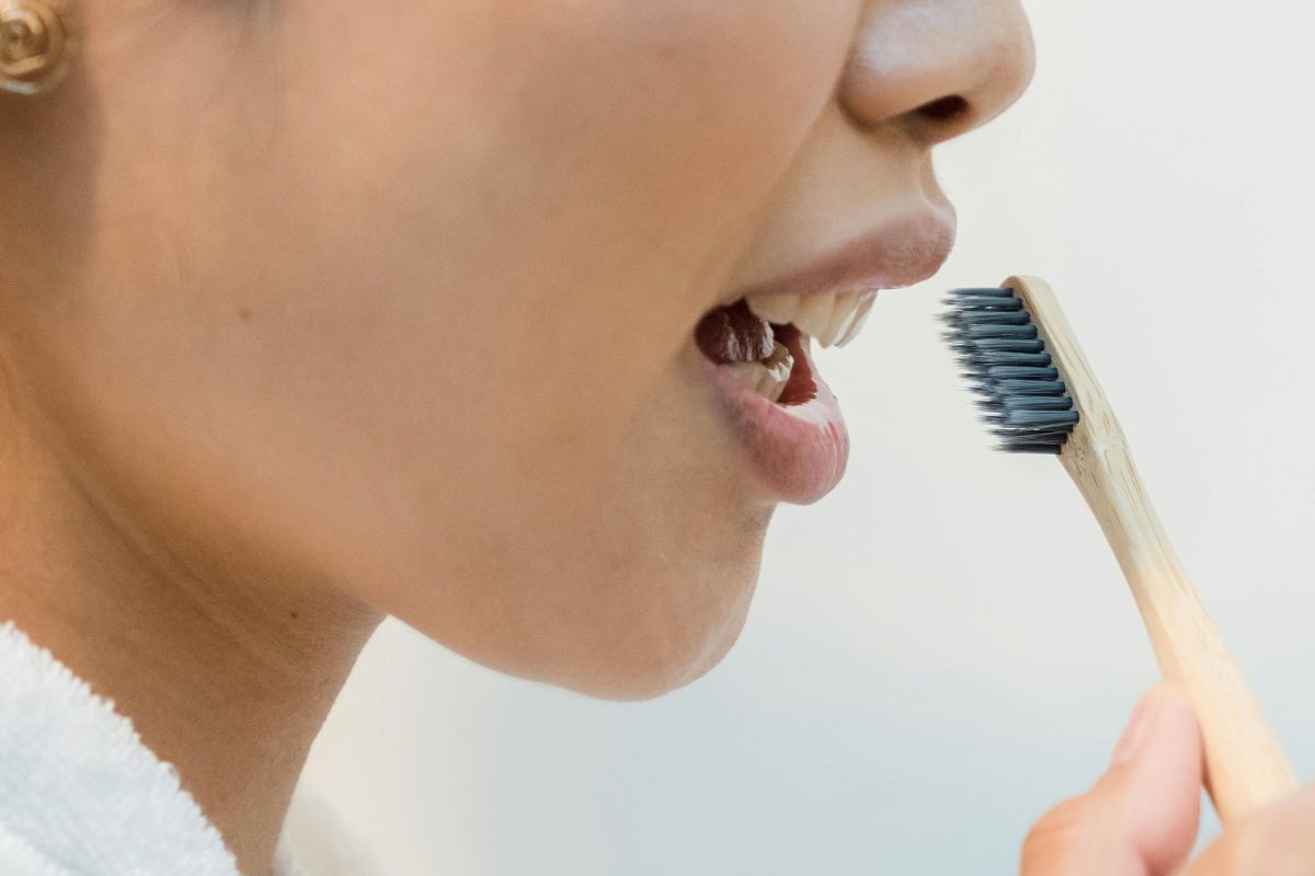 Como clarear os dentes: conheça algumas dicas que podem te ajudar